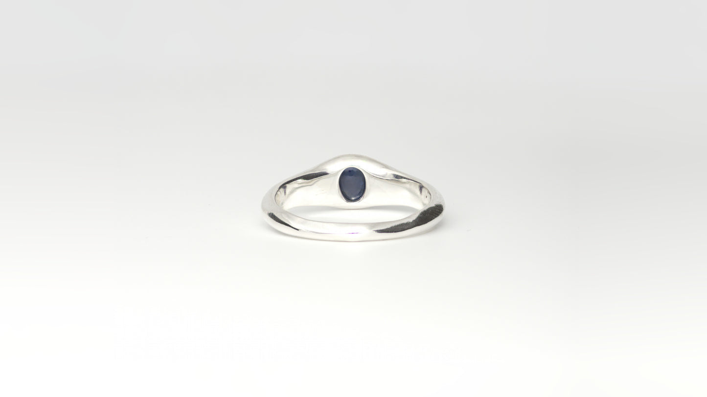 Signet oval mit Saphir Cabochon Schliff aus unbekannt (1,1 ct) - Bild 3 von Lulu Amani