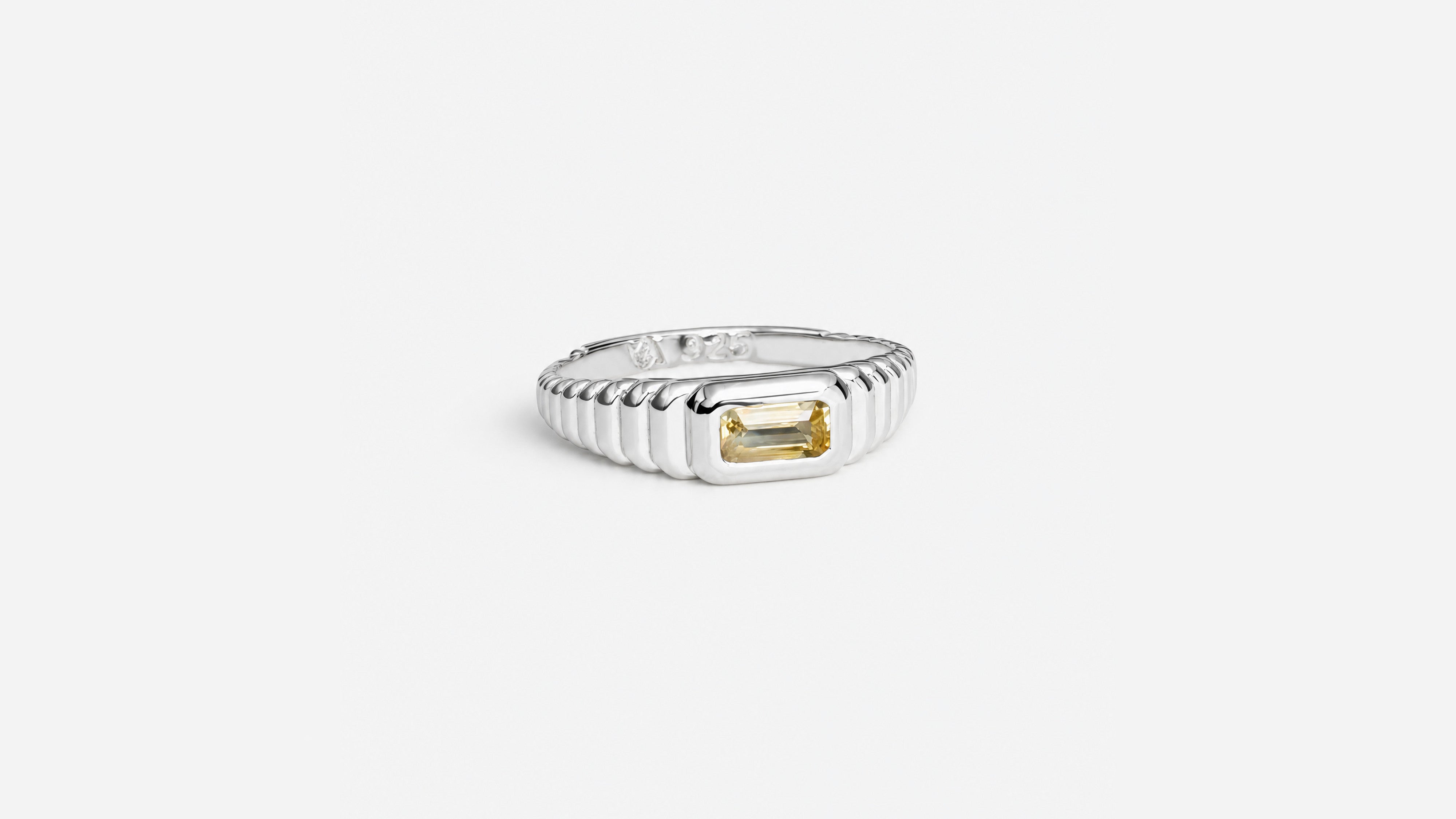 Ascend | Ring aus Sterling silver mit Saphir oktagon Schliff aus Madagaskar (0,32 ct) - Bild 1 von Lulu Amani