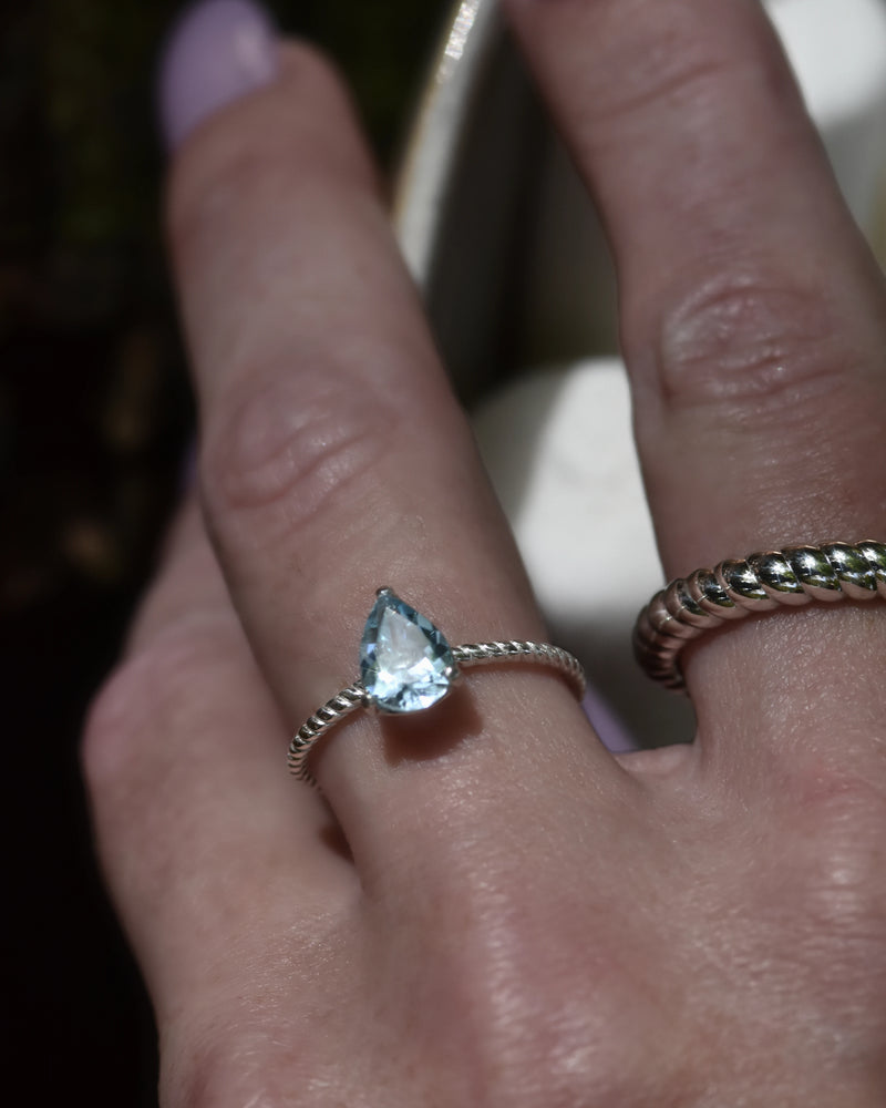 Tensor | Ring aus Silber 925 mit blauer Topas Tropfen Schliff (1,2 ct) von Lulu Amani