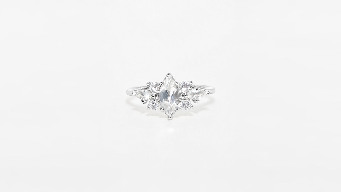 Cluster | Ring aus Silber 925 mit weisser Topas Navette Schliff aus unbekannt (0,55 ct) - Bild 1 von Lulu Amani