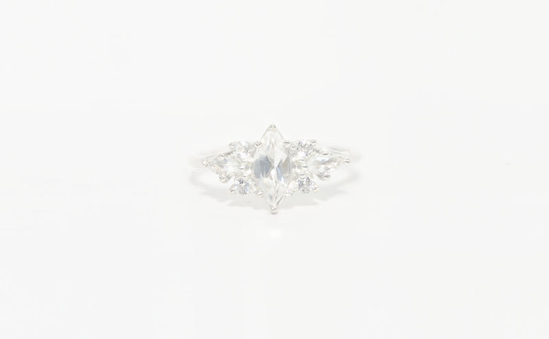 Clusterring Marquise dream mit weissem Topas