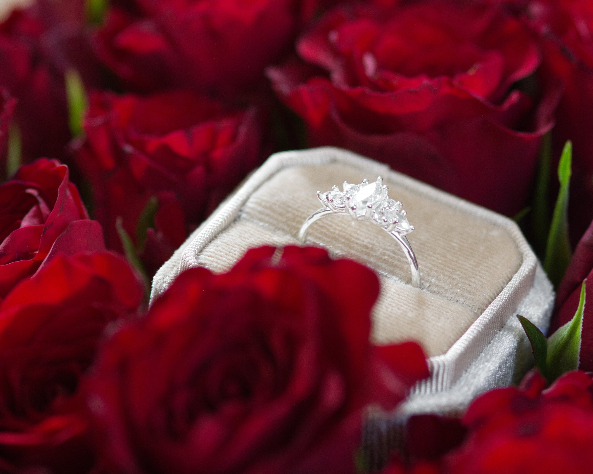 Cluster | Ring aus Silber 925 mit weisser Topas Navette Schliff aus unbekannt (0,55 ct) - Lifestyle von Lulu Amani