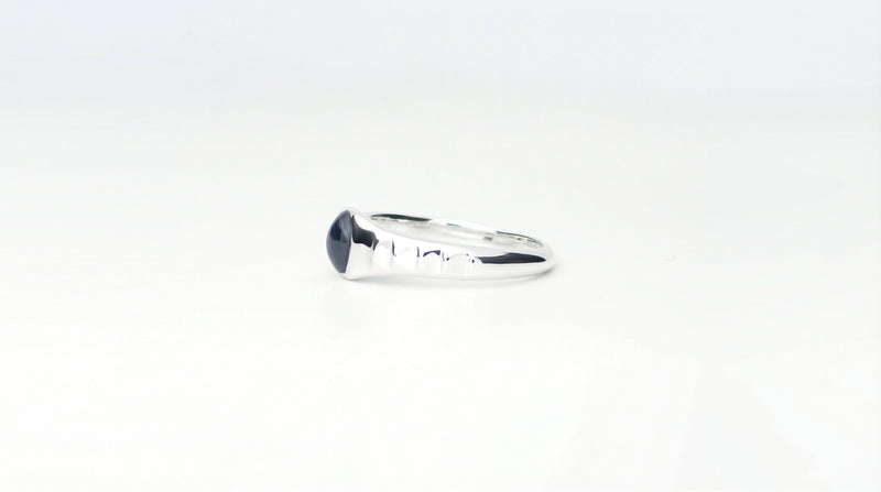 Signet oval mit Saphir Cabochon Schliff aus unbekannt (1,1 ct) von Lulu Amani