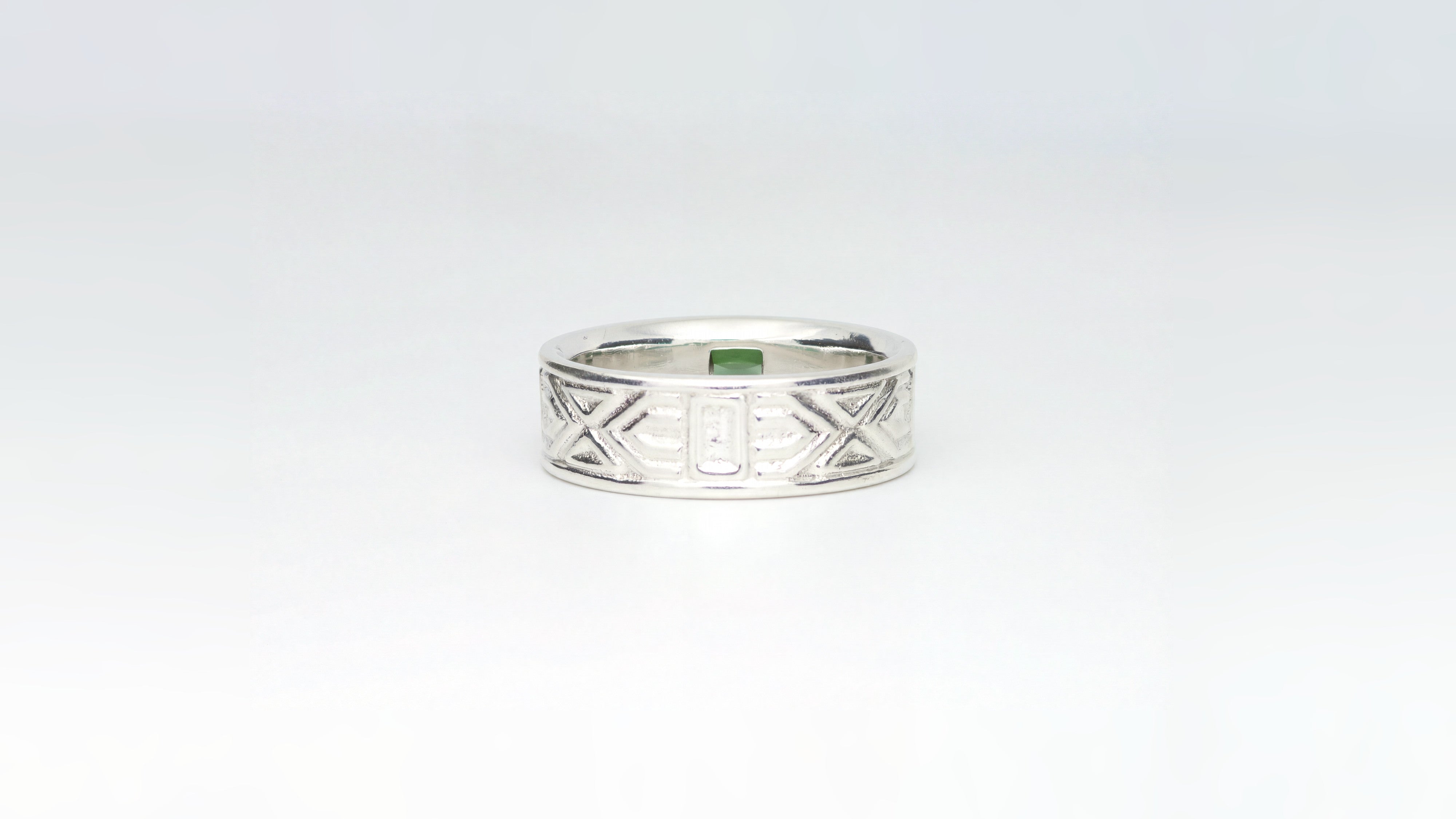 Pattern band | Ring aus Silber 925 mit Turmalin grün scisscor Schliff aus Mosambik (0,74 ct) - Bild 3 von Lulu Amani