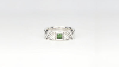 Ringband mit Muster und grünem Turmalin