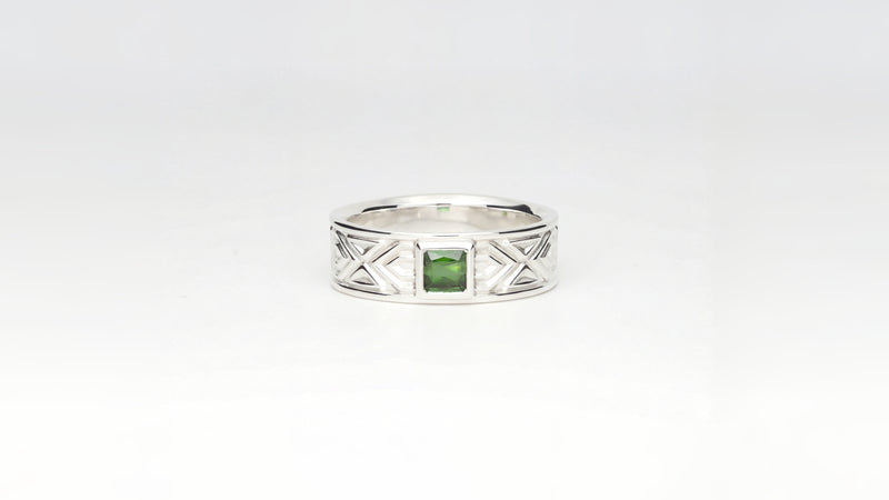 Ringband mit Muster und grünem Turmalin