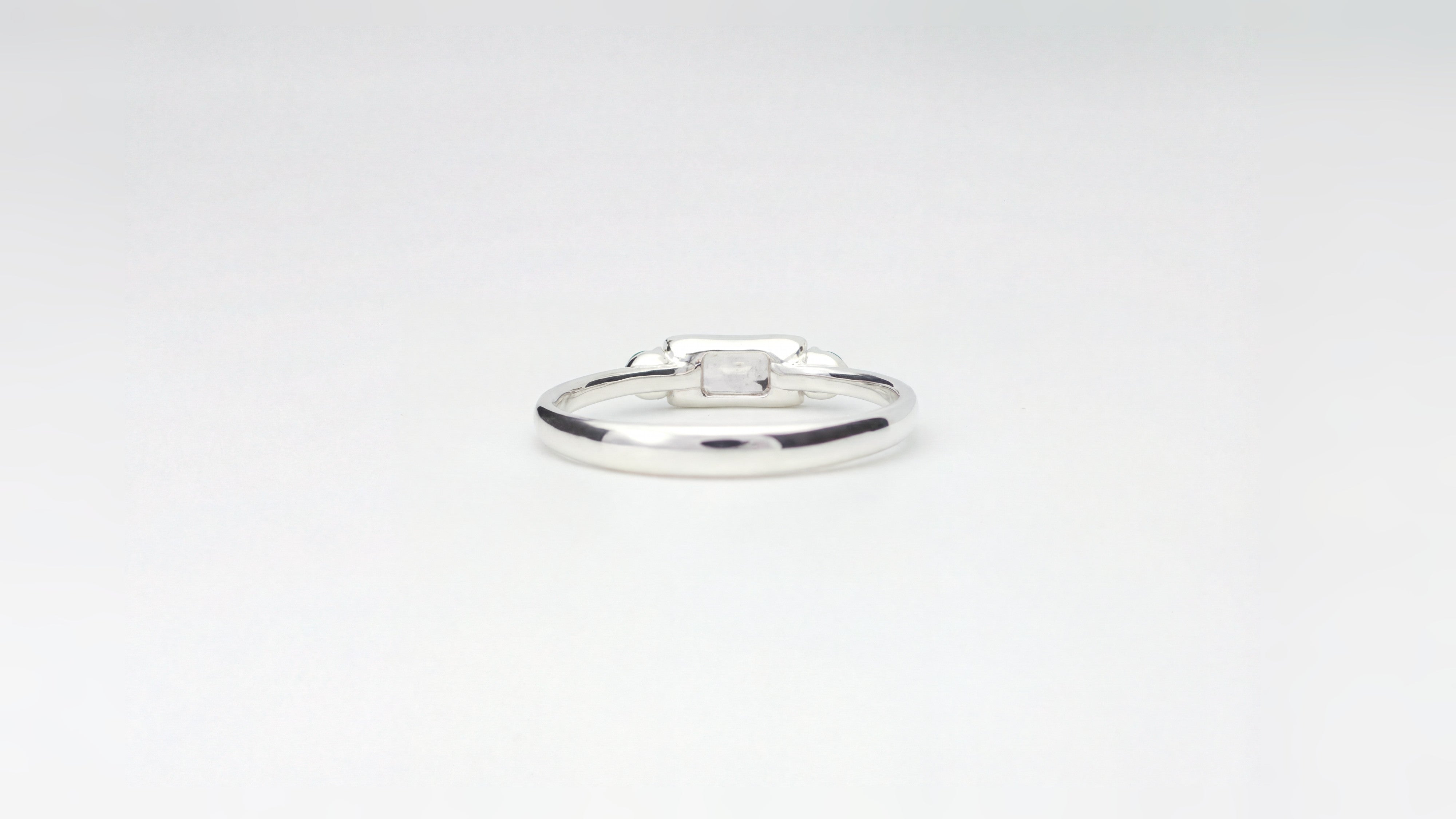 Trilogy | Ring aus Silber 925 mit farbloser Saphir oktagon Schliff aus Madagaskar (0,35 ct) - Bild 3 von Lulu Amani