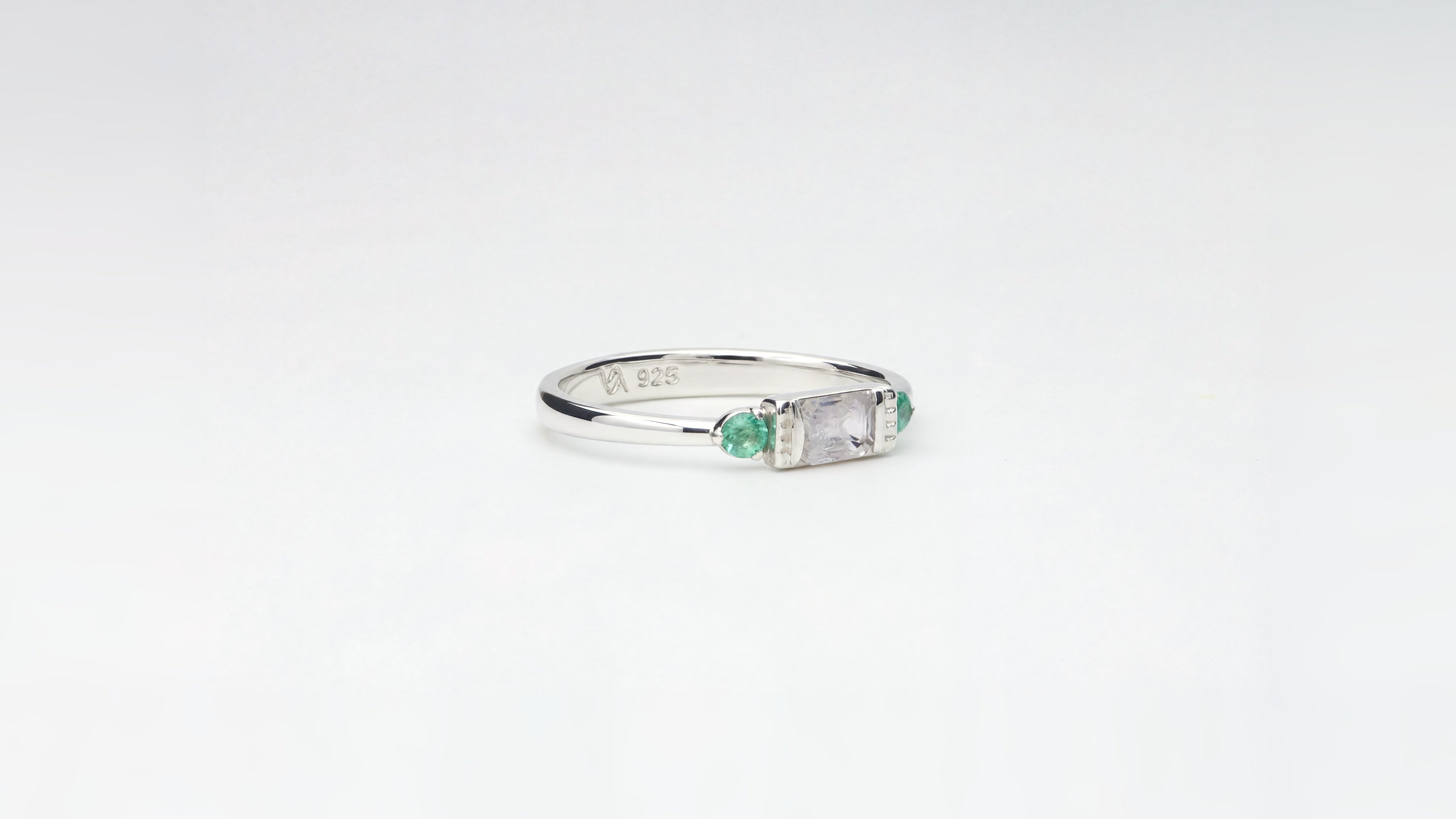 Trilogy | Ring aus Silber 925 mit farbloser Saphir oktagon Schliff aus Madagaskar (0,35 ct) - Bild 2 von Lulu Amani