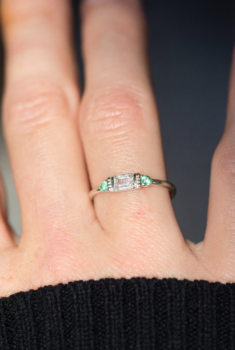 Trilogy | Ring aus Silber 925 mit farbloser Saphir oktagon Schliff aus Madagaskar (0,35 ct) von Lulu Amani