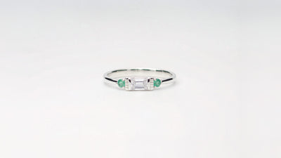 Trilogie Ring mit farblossem Saphir und Smaragd