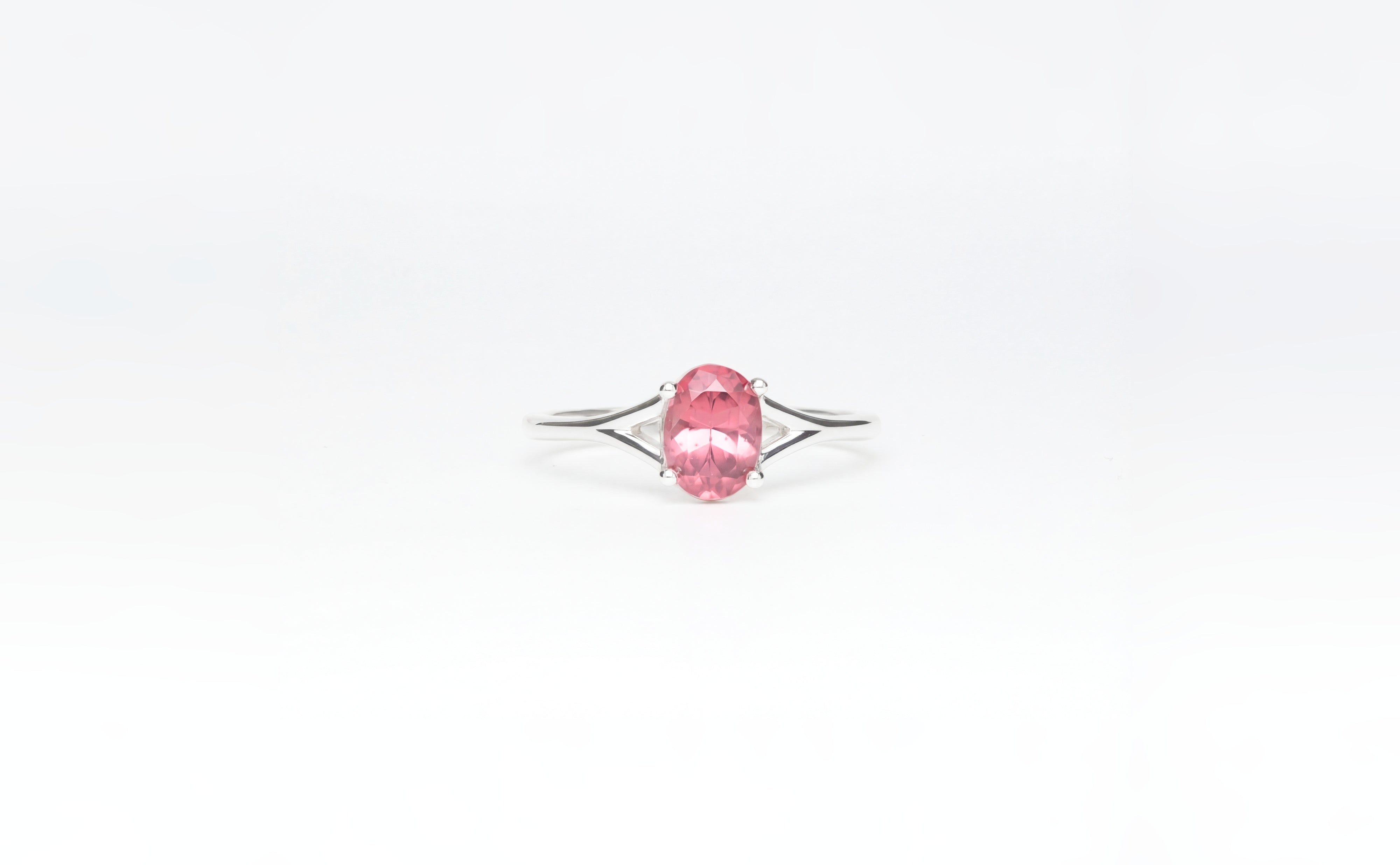 Solitaire with Malaya Garnet oval cut from Tanzania (0.82 ct) - Image 1 of Lulu Amani