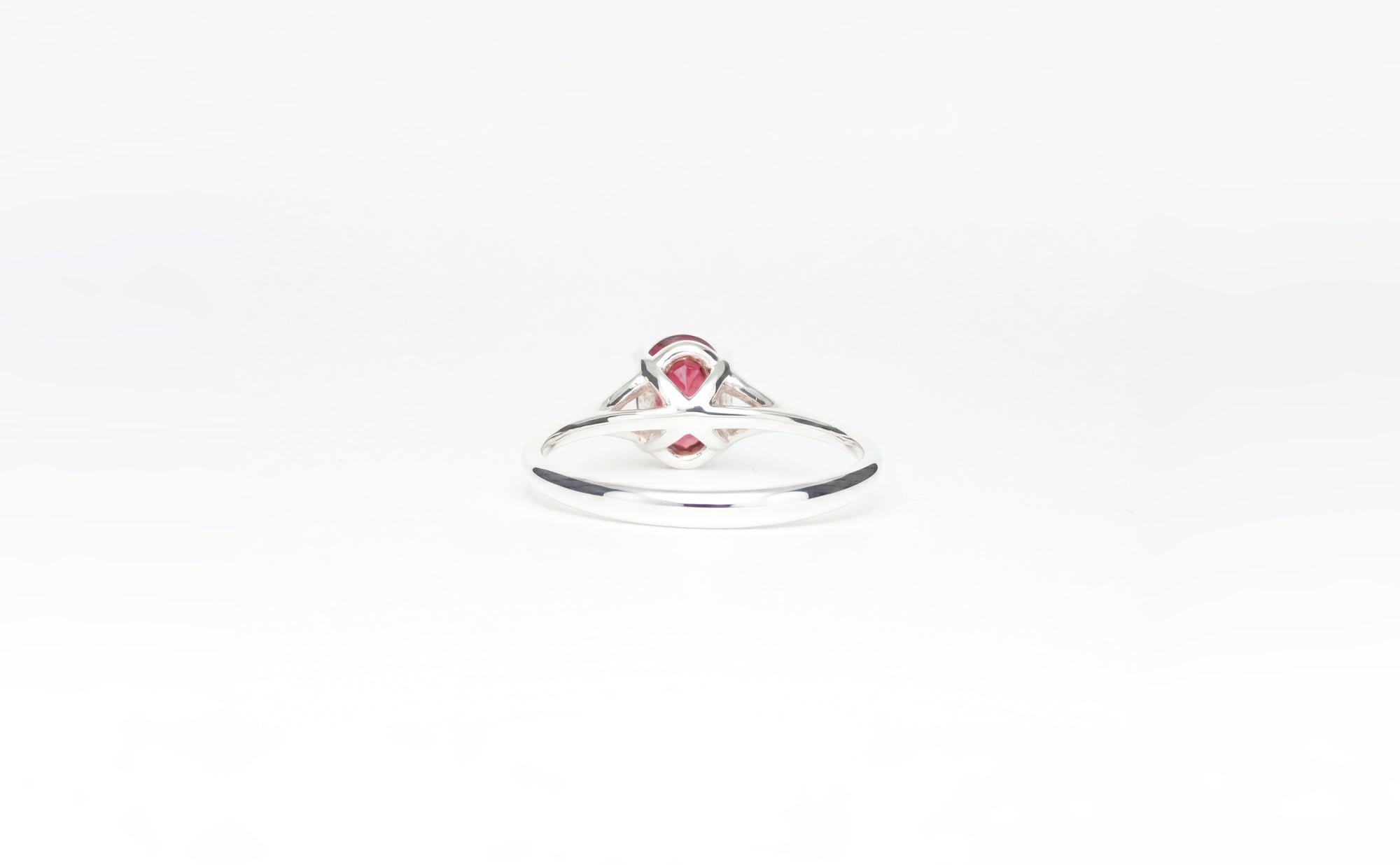Solitaire with Malaya Garnet oval cut from Tanzania (0.82 ct) - Lifestyle of Lulu Amani