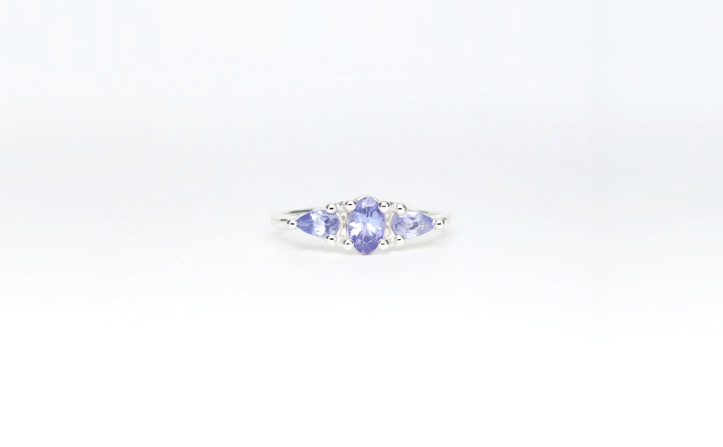 Trilogie | Ring aus Silber 925 mit Tansanit oval Schliff aus Tansania (0,45 ct) - Bild 1 von Lulu Amani
