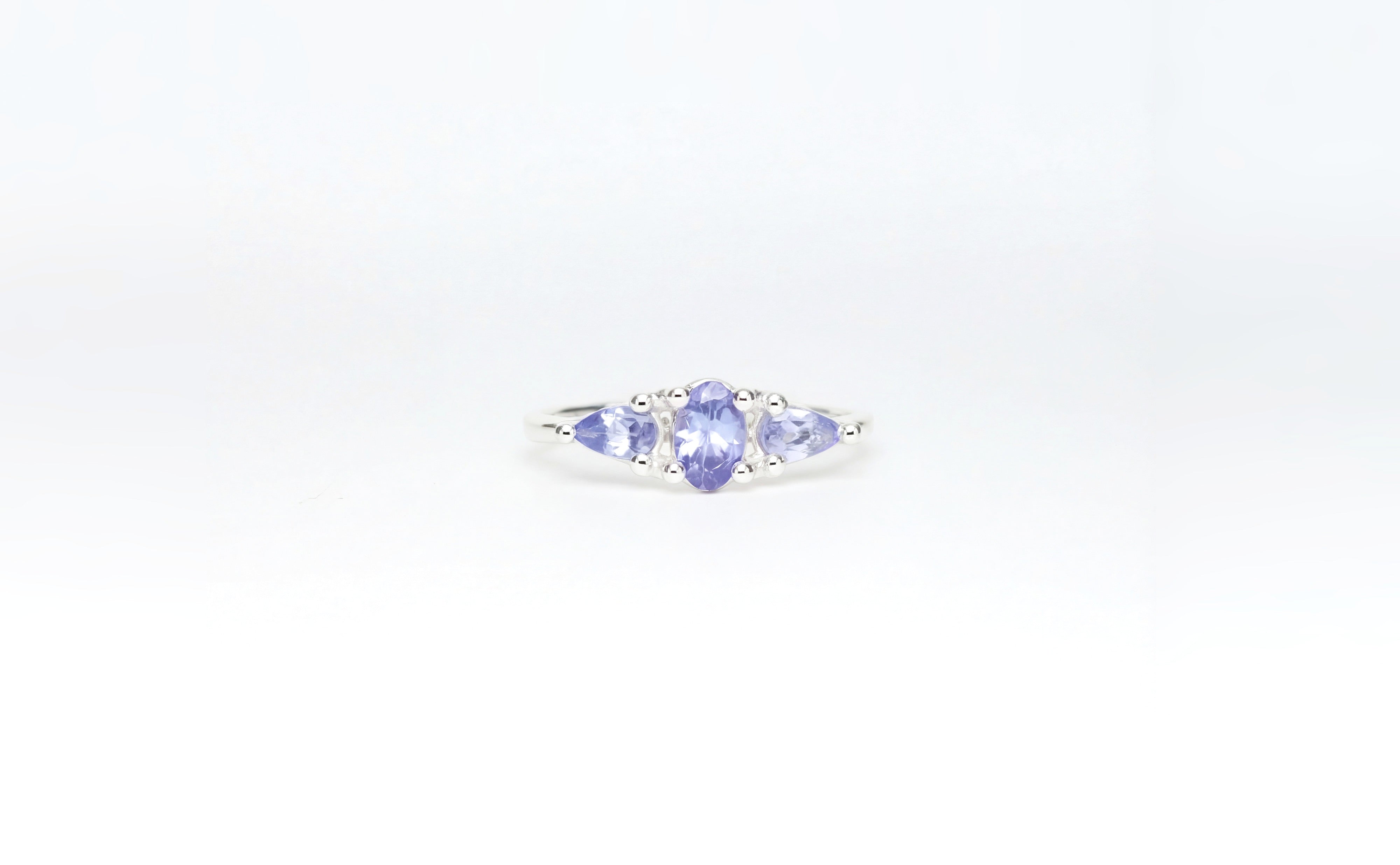 Trilogie | Ring aus Silber 925 mit Tansanit oval Schliff aus Tansania (0,45 ct) - Bild 1 von Lulu Amani