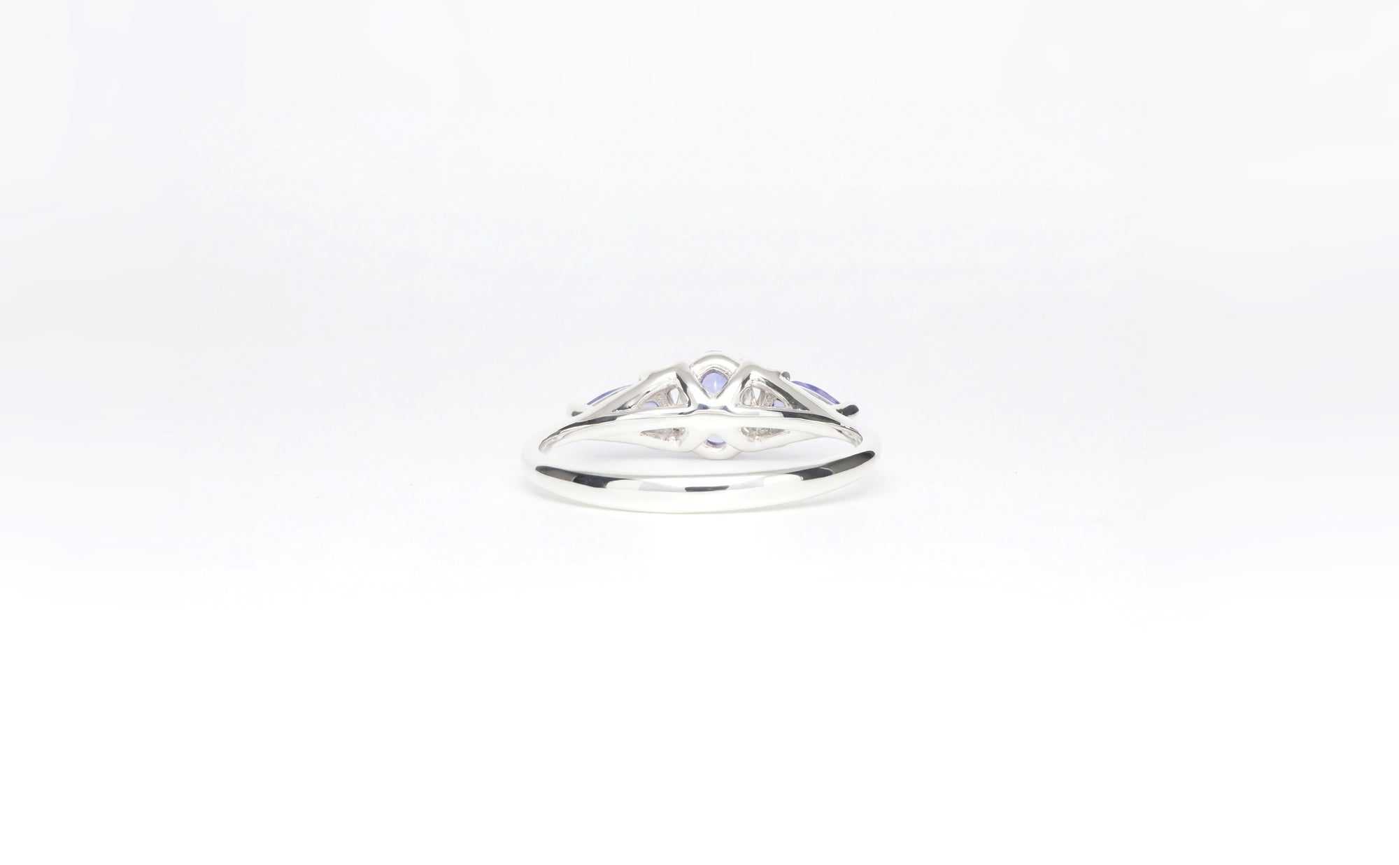 Trilogie | Ring aus Silber 925 mit Tansanit oval Schliff aus Tansania (0,45 ct) - Lifestyle von Lulu Amani