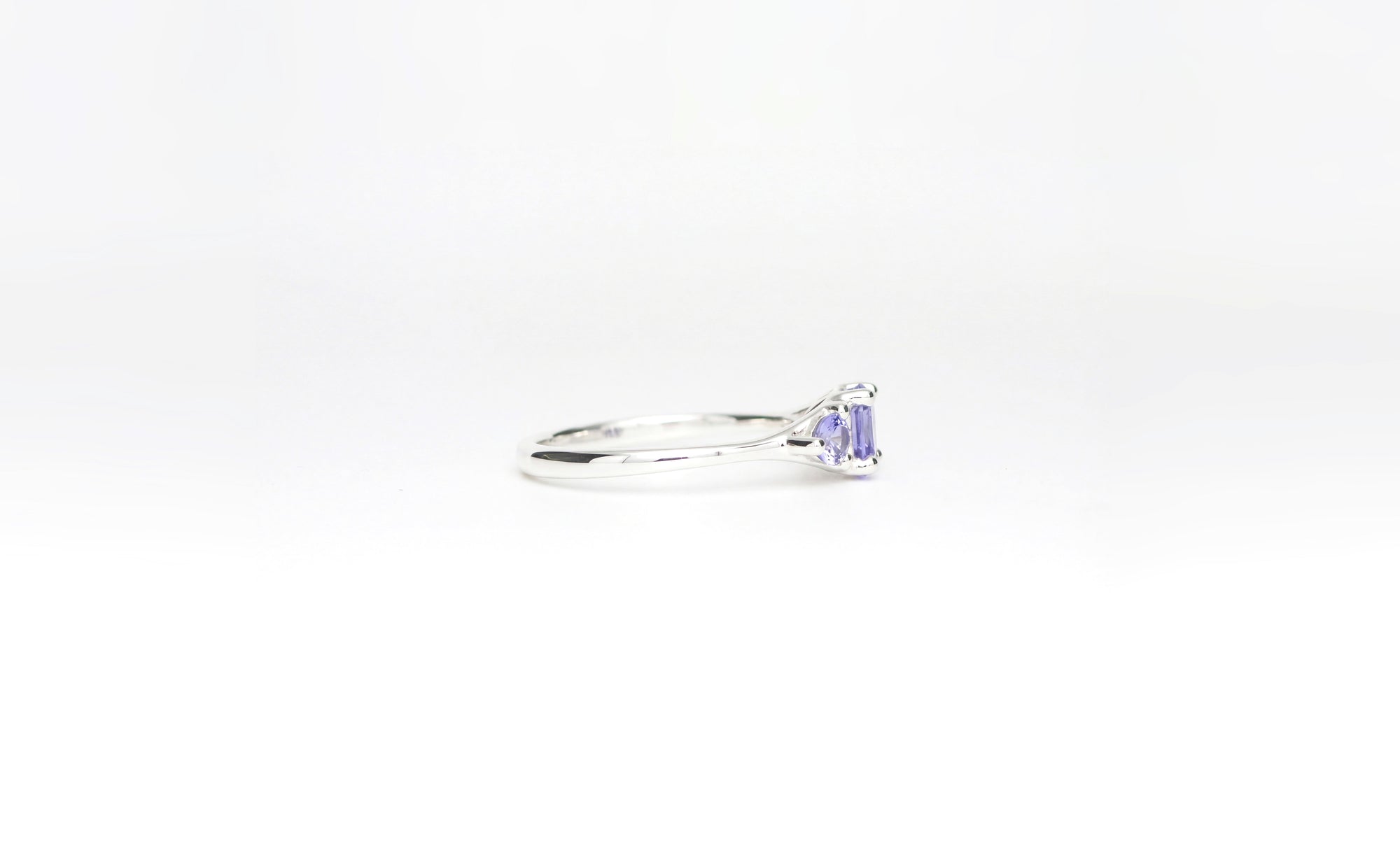 Trilogie | Ring aus Silber 925 mit Tansanit oval Schliff aus Tansania (0,45 ct) - Lifestyle von Lulu Amani