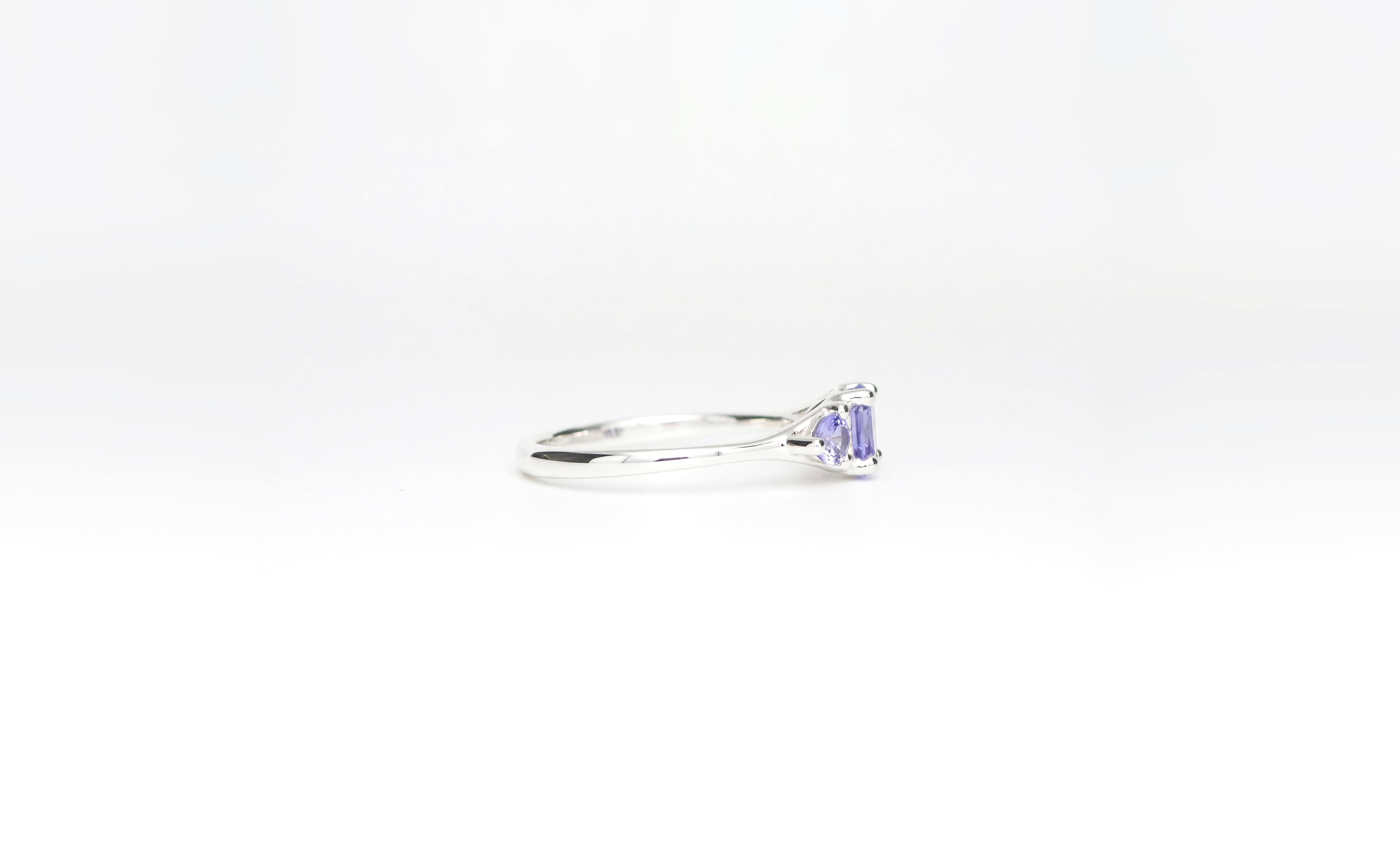 Trilogie | Ring aus Silber 925 mit Tansanit oval Schliff aus Tansania (0,45 ct) - Bild 2 von Lulu Amani