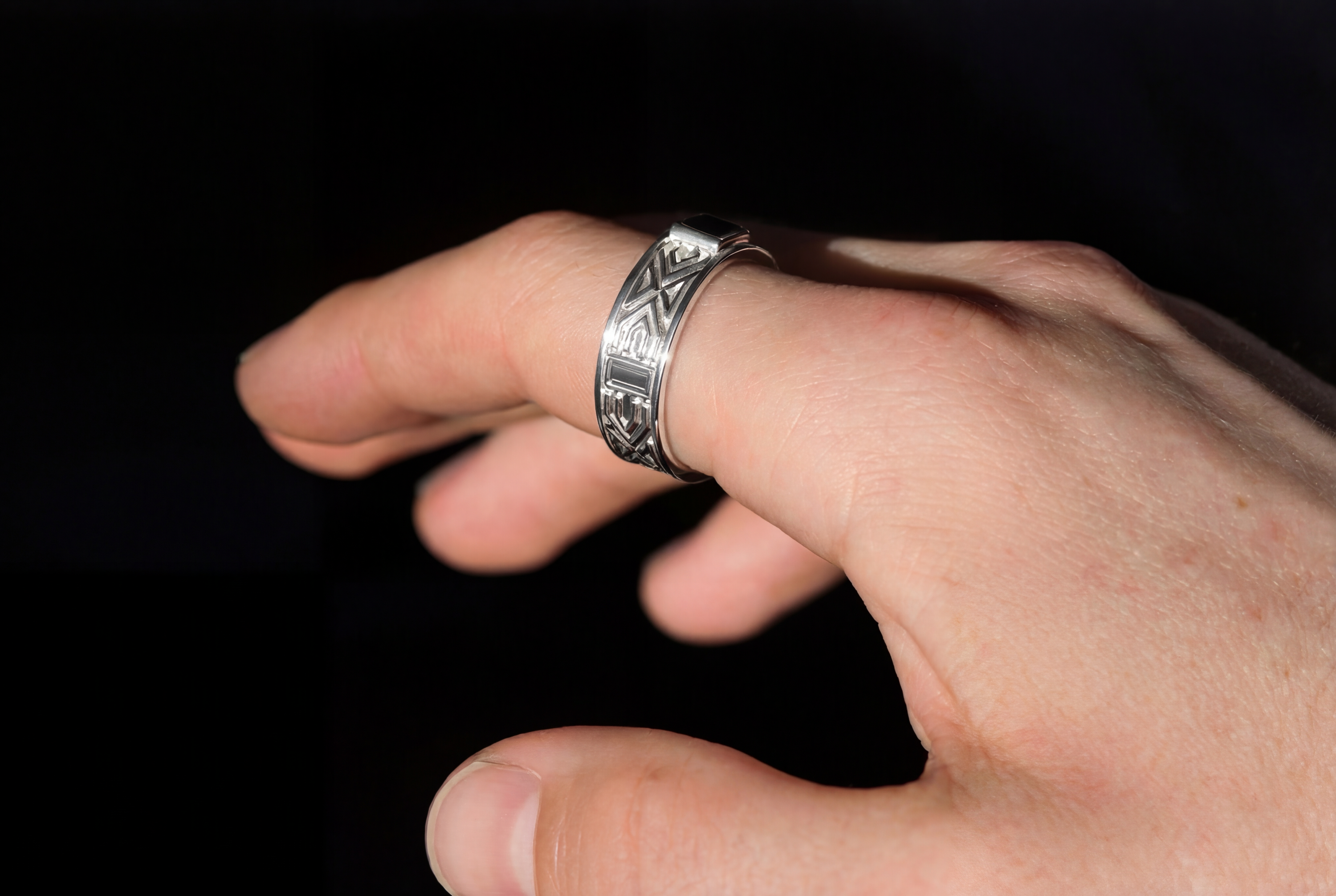 Pattern band | Ring aus Silber 925 mit Turmalin grün scisscor Schliff aus Mosambik (0,74 ct) - Lifestyle von Lulu Amani