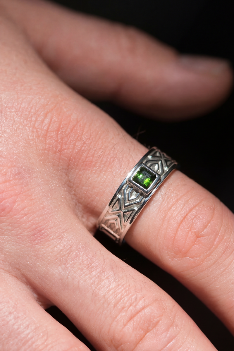 Pattern band | Ring aus Silber 925 mit Turmalin grün scisscor Schliff aus Mosambik (0,74 ct) von Lulu Amani