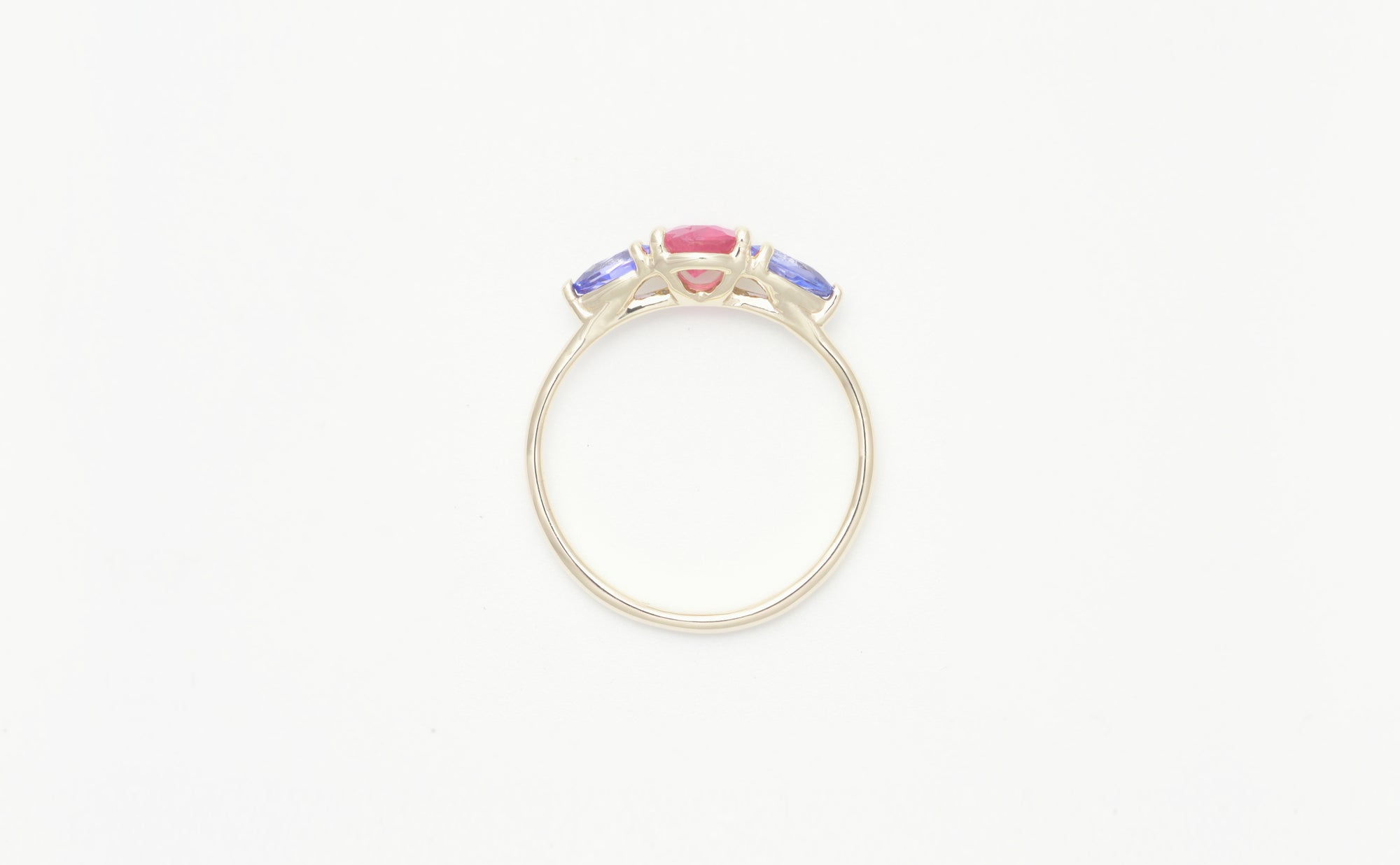 Trilogie | Ring aus Gold 14K mit pinker Spinell oval Schliff aus Tansania (0,66 ct) - Lifestyle von Lulu Amani