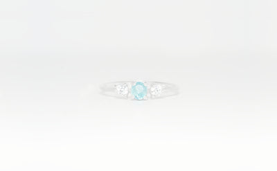 Trilogie ring mit blauem & weissem Zirkon