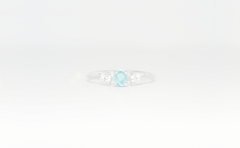 Trilogie ring mit blauem & weissem Zirkon